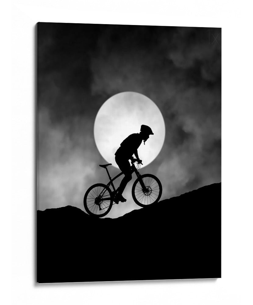 Ciclista de montaña a la luz de la luna - Hengki Lee | Cuadro decorativo de Canvas Lab