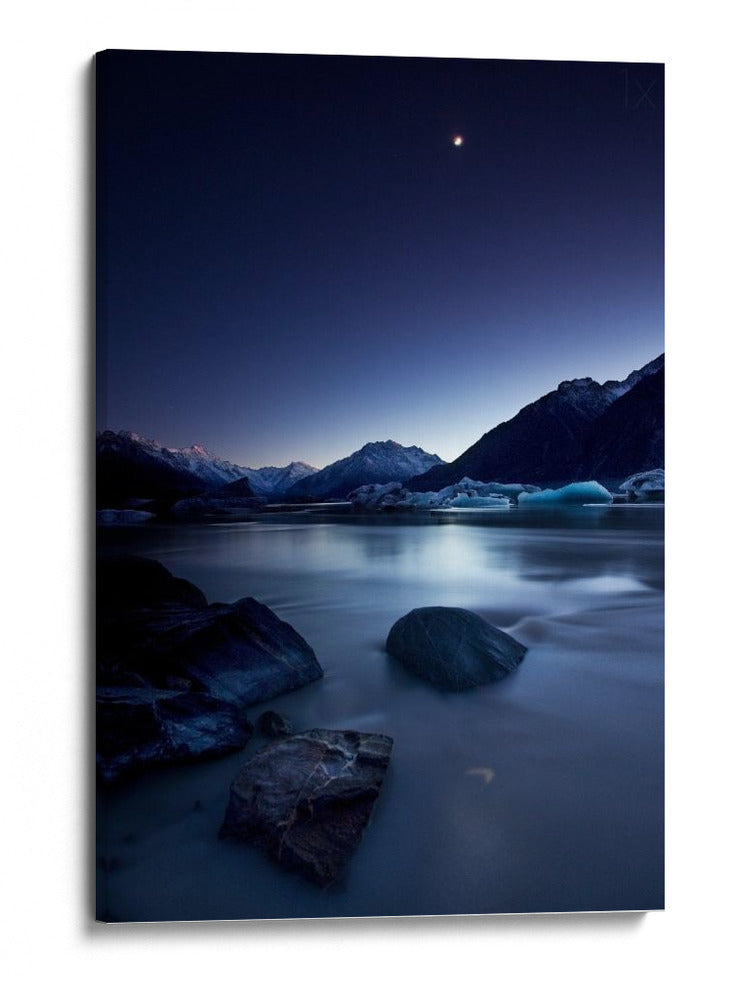 Lago de montaña iluminado por la luna - Yan Zhang | Cuadro decorativo de Canvas Lab
