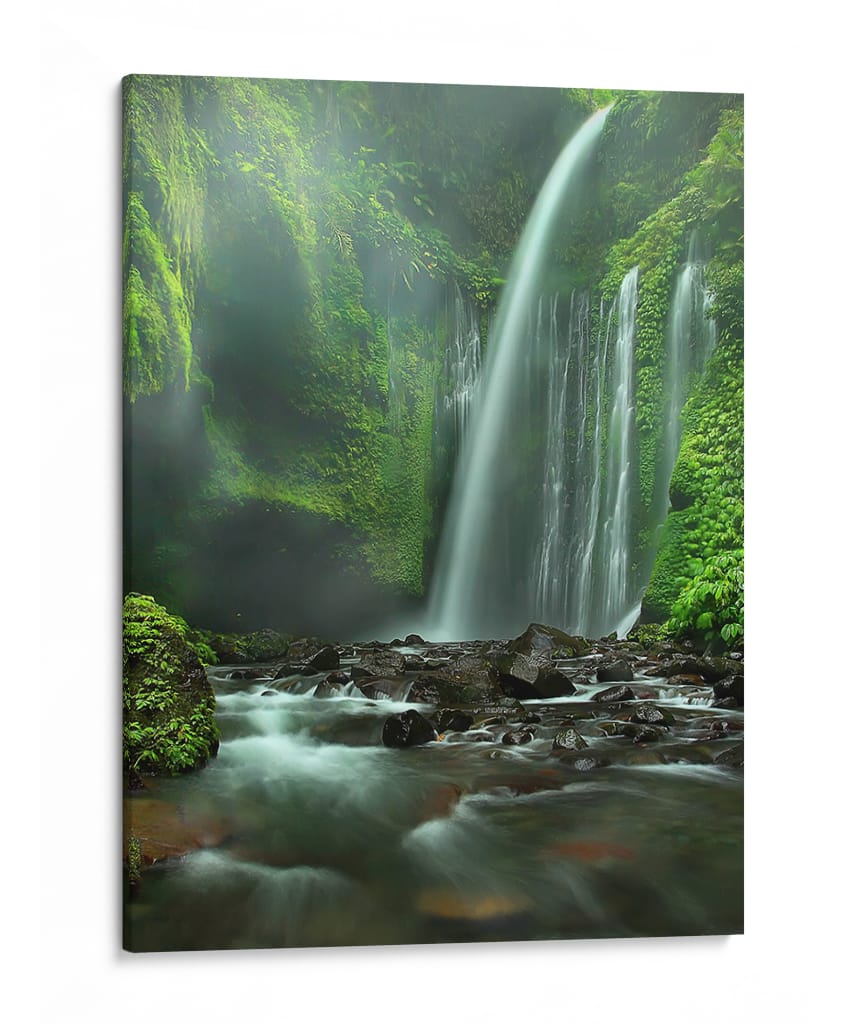 Arroyo con cascada de un verde exuberante - Adhi Prayoga | Cuadro decorativo de Canvas Lab