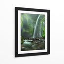 Arroyo con cascada de un verde exuberante - Adhi Prayoga | Cuadro decorativo de Canvas Lab