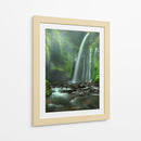 Arroyo con cascada de un verde exuberante - Adhi Prayoga | Cuadro decorativo de Canvas Lab