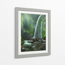 Arroyo con cascada de un verde exuberante - Adhi Prayoga | Cuadro decorativo de Canvas Lab