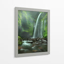 Arroyo con cascada de un verde exuberante - Adhi Prayoga | Cuadro decorativo de Canvas Lab