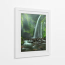 Arroyo con cascada de un verde exuberante - Adhi Prayoga | Cuadro decorativo de Canvas Lab