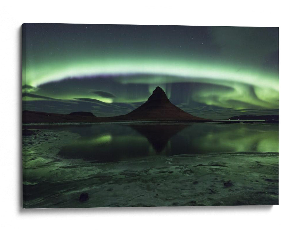 Reflejo de la aurora boreal de Kirkjufell - Philip Eaglesfield | Cuadro decorativo de Canvas Lab