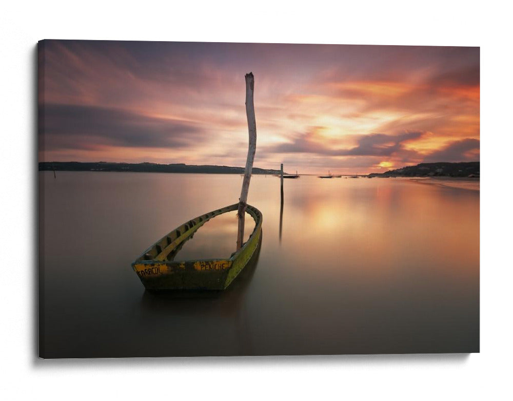 Puesta de sol con un barco hundido - Hugo Borges | Cuadro decorativo de Canvas Lab