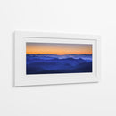 Capas de la montaña del cielo naranja - David Bouscarle | Cuadro decorativo de Canvas Lab