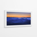 Capas de la montaña del cielo naranja - David Bouscarle | Cuadro decorativo de Canvas Lab