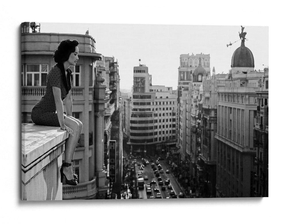 Mujer elegante en la azotea de la ciudad - Alejandro Marcos | Cuadro decorativo de Canvas Lab