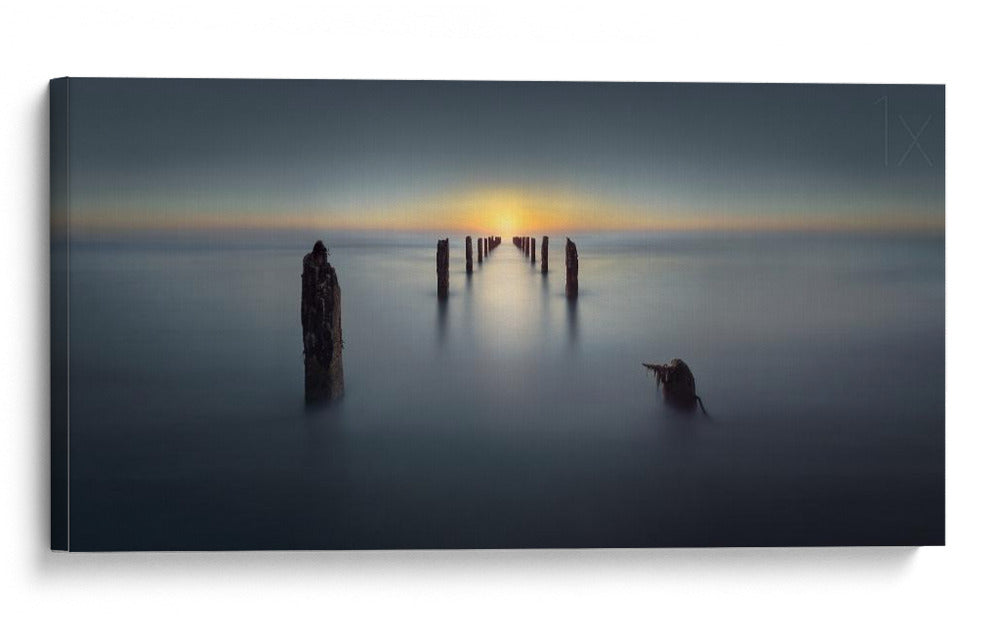 Puesta de sol sobre pilotes oceánicos - Nadav Jonas | Cuadro decorativo de Canvas Lab