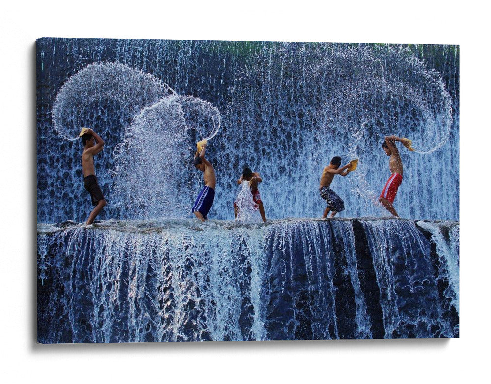 Niños chapoteando en la cascada - Angela Muliani Hartojo | Cuadro decorativo de Canvas Lab