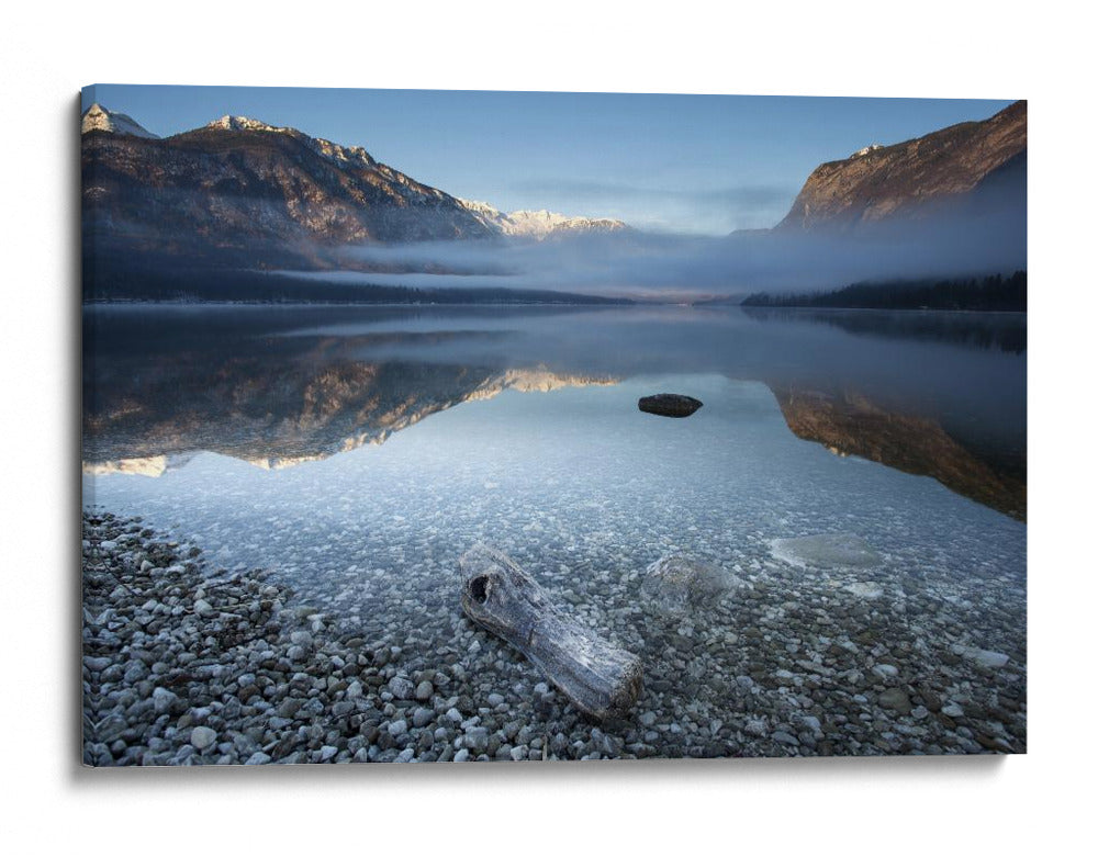 Reflejo del lago de la montaña brumosa - Bor | Cuadro decorativo de Canvas Lab