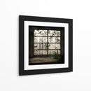 Botellas olvidadas en la ventana - Vito Guarino | Cuadro decorativo de Canvas Lab