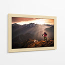 Ciclista de montaña al atardecer dorado - Sandi Bertoncelj | Cuadro decorativo de Canvas Lab