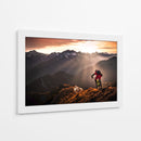 Ciclista de montaña al atardecer dorado - Sandi Bertoncelj | Cuadro decorativo de Canvas Lab