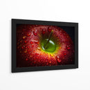 Manzana roja cubierta de rocío - Aida Ianeva | Cuadro decorativo de Canvas Lab