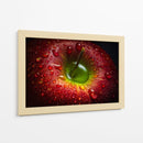 Manzana roja cubierta de rocío - Aida Ianeva | Cuadro decorativo de Canvas Lab
