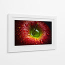 Manzana roja cubierta de rocío - Aida Ianeva | Cuadro decorativo de Canvas Lab