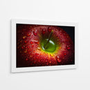 Manzana roja cubierta de rocío - Aida Ianeva | Cuadro decorativo de Canvas Lab