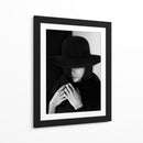 Mujer misteriosa con sombrero - Bobby Kostadinov | Cuadro decorativo de Canvas Lab