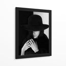 Mujer misteriosa con sombrero - Bobby Kostadinov | Cuadro decorativo de Canvas Lab