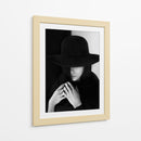 Mujer misteriosa con sombrero - Bobby Kostadinov | Cuadro decorativo de Canvas Lab