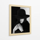 Mujer misteriosa con sombrero - Bobby Kostadinov | Cuadro decorativo de Canvas Lab