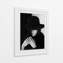 Mujer misteriosa con sombrero - Bobby Kostadinov | Cuadro decorativo de Canvas Lab