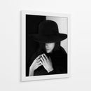 Mujer misteriosa con sombrero - Bobby Kostadinov | Cuadro decorativo de Canvas Lab