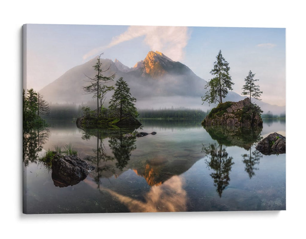 Lago de la montaña brumosa - Daniel Gastager | Cuadro decorativo de Canvas Lab