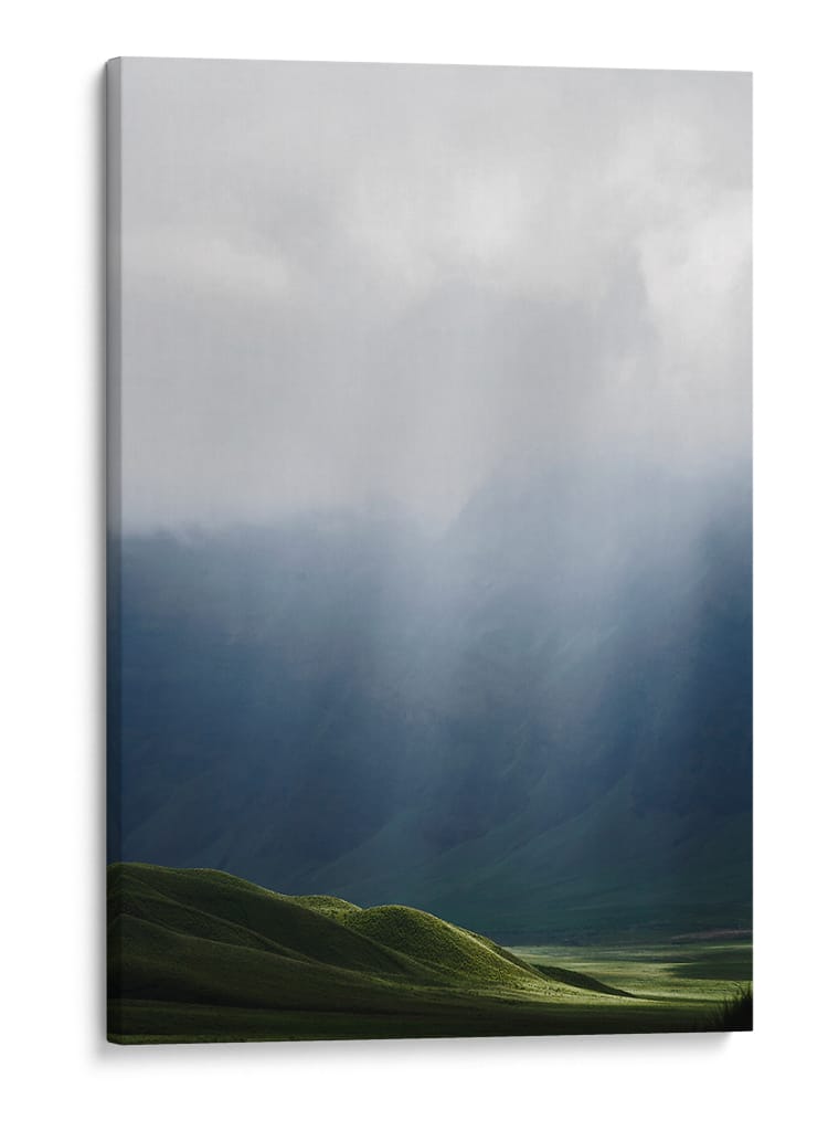 Rayos de sol en la montaña brumosa - Andy Ritonga | Cuadro decorativo de Canvas Lab