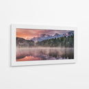 Reflejo del lago de la montaña brumosa - Andreas Wonisch | Cuadro decorativo de Canvas Lab