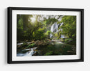 Cascada de la jungla iluminada por el sol - Woraphon Banchobdi | Cuadro decorativo de Canvas Lab