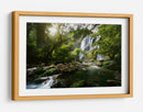 Cascada de la jungla iluminada por el sol - Woraphon Banchobdi | Cuadro decorativo de Canvas Lab