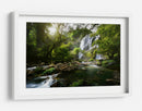 Cascada de la jungla iluminada por el sol - Woraphon Banchobdi | Cuadro decorativo de Canvas Lab