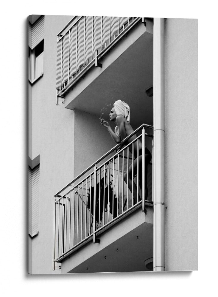 Mujer fumando en el balcón - Lorna Kijurko | Cuadro decorativo de Canvas Lab