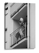 Mujer fumando en el balcón - Lorna Kijurko | Cuadro decorativo de Canvas Lab