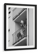 Mujer fumando en el balcón - Lorna Kijurko | Cuadro decorativo de Canvas Lab