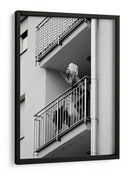 Mujer fumando en el balcón - Lorna Kijurko | Cuadro decorativo de Canvas Lab