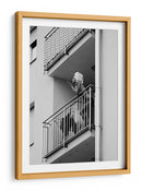 Mujer fumando en el balcón - Lorna Kijurko | Cuadro decorativo de Canvas Lab
