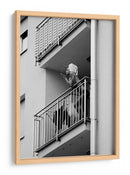 Mujer fumando en el balcón - Lorna Kijurko | Cuadro decorativo de Canvas Lab