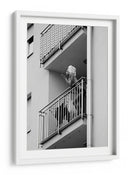 Mujer fumando en el balcón - Lorna Kijurko | Cuadro decorativo de Canvas Lab