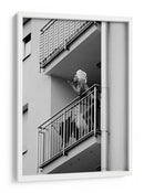 Mujer fumando en el balcón - Lorna Kijurko | Cuadro decorativo de Canvas Lab