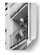 Mujer fumando en el balcón - Lorna Kijurko | Cuadro decorativo de Canvas Lab