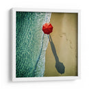 Paseo por la playa de la sombrilla roja - ambra | Cuadro decorativo de Canvas Lab