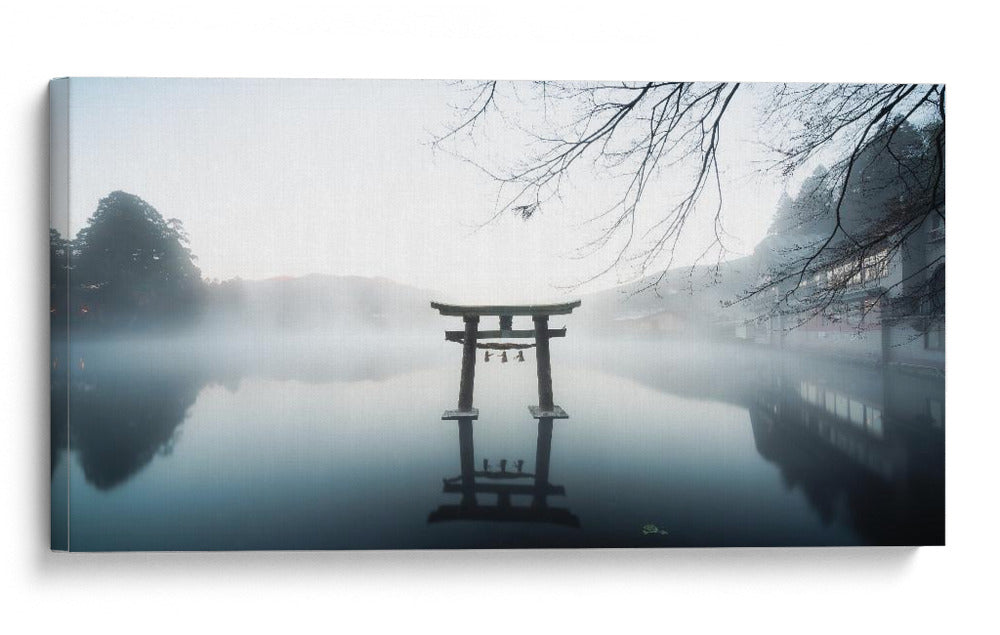 Reflejo de la Puerta Torii brumosa - Takumi Ikeda | Cuadro decorativo de Canvas Lab