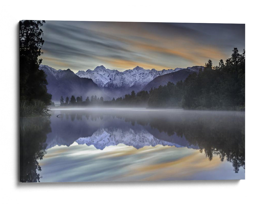 Reflejo en la montaña brumosa - Greg Metro | Cuadro decorativo de Canvas Lab