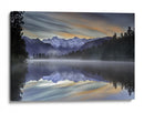Reflejo en la montaña brumosa - Greg Metro | Cuadro decorativo de Canvas Lab