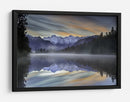 Reflejo en la montaña brumosa - Greg Metro | Cuadro decorativo de Canvas Lab