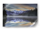 Reflejo en la montaña brumosa - Greg Metro | Cuadro decorativo de Canvas Lab